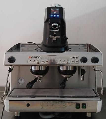 آلة قهوة وطاحونة أوتوماتيكية