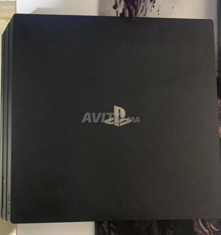 بلاي ستيشن 4 برو و 2 يد تحكم - 2