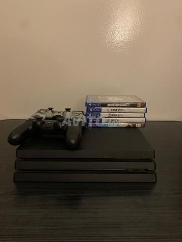 بلاي ستيشن 4 برو مع وحدتي تحكم وألعاب