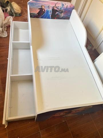 سرير و طاولة زينة للأطفال بتصميم إلسا