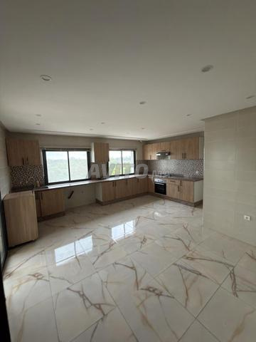 Cuisine équipée à vendre, vitres de douche, inox, bibliothèque