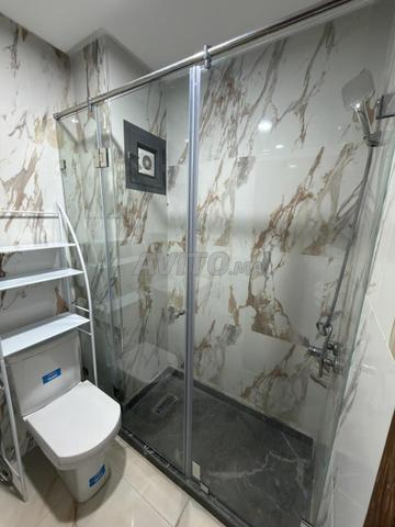 Cuisine équipée à vendre, vitres de douche, inox, bibliothèque