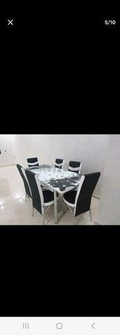 TABLE À MANGER AVEC 4 CHAISES EXTENSIBLES.