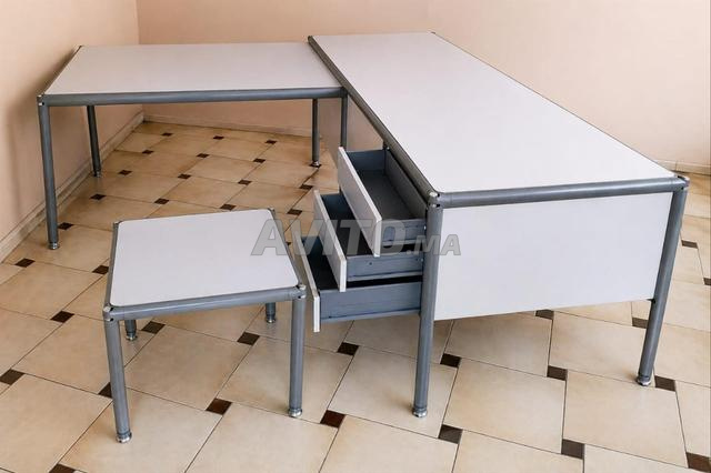 مكتب عصري مع تخزين وطاولة قهوة