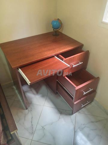 Bureau en bois pratique avec 3 tiroirs bon état - 2