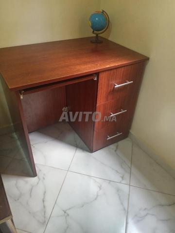 Bureau en bois pratique avec 3 tiroirs bon état