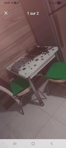 طاولة مع كرسيين