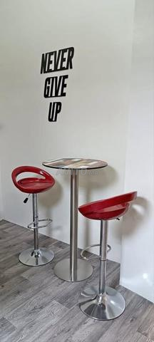 طاولة بار عصرية مع كراسي أنيقة