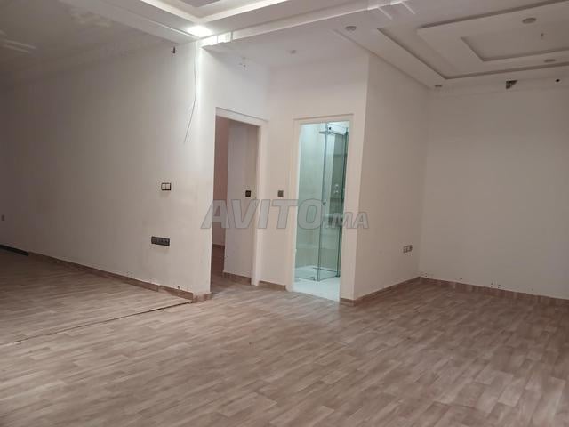 مكتب بواجهتين بموقع جيد في الداخلة