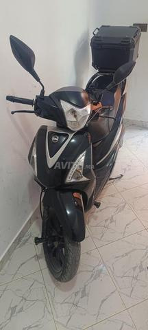 Moto sym st 125cc en très bon état, utilisée par une seule personne