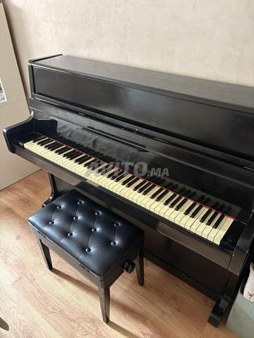 Piano droit noir