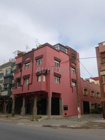 Maison commerciale à 2 façades (angle) à vendre dans la rue principale.