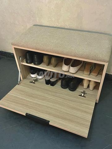 Meuble à chaussures.