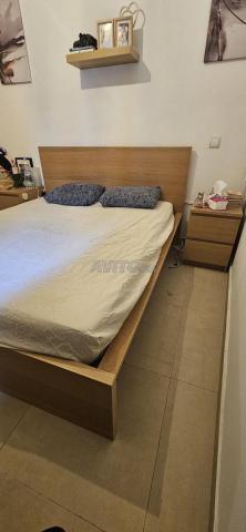 Lit avec matelas et tables de chevet