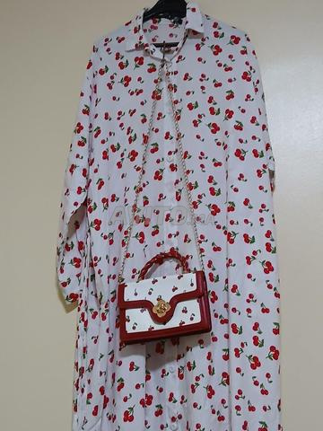 Robe d'été blanche à motif cerise avec sac élégant et hijab