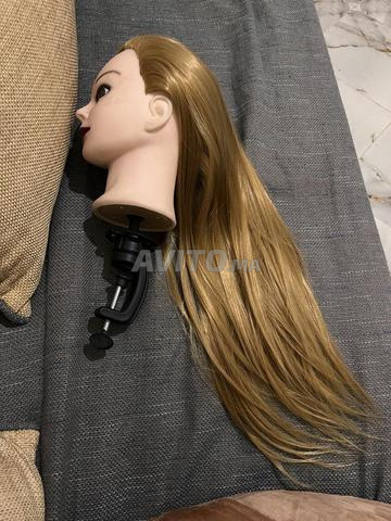 Mannequin à cheveux longs, prêt pour la formation en coloration et même en coupe
