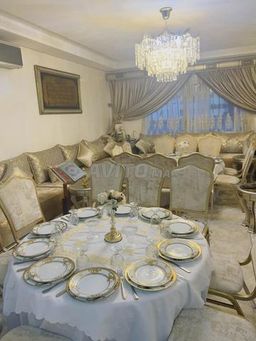 80 Chaises royales dorées en bon état
