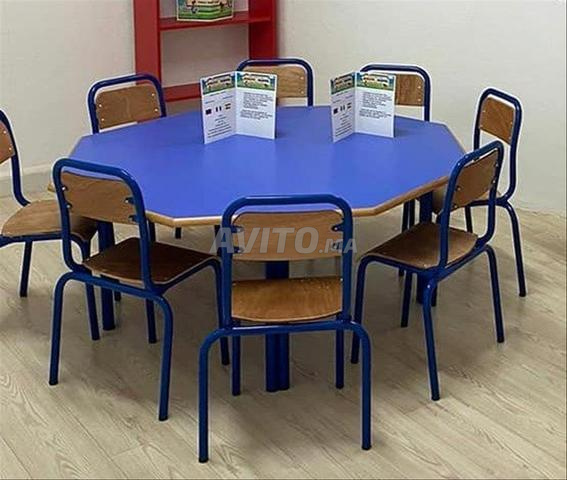 Grande table scolaire pour enfant / vestiaire - 2