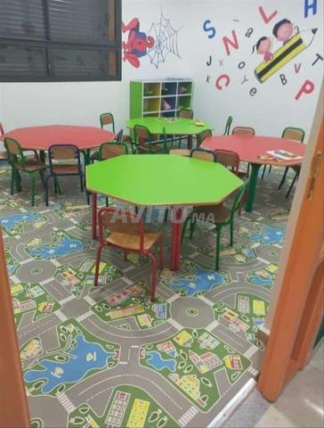 Grande table scolaire pour enfant / vestiaire