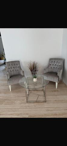 2 fauteuils gris table basse ronde en verre