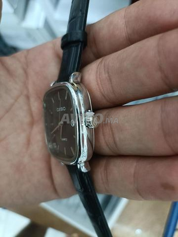 Montre élégante Casio bracelet cuir noir, très appropriée