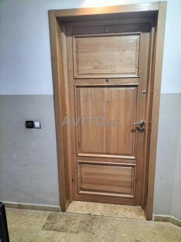 باب خشبي صلب - حالة جيدة جداً - 2