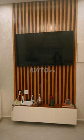 Meuble TV mural moderne avec panneau bois