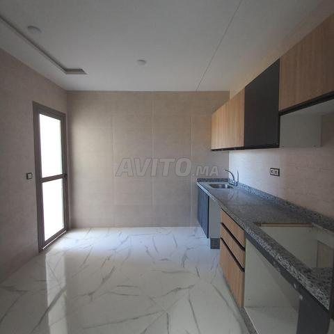 Appartement 4 pièces 120 mètres ascenseur garage balcon sur rue - 2
