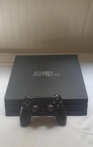 PS4 Pro 1To en ligne avec 7 jeux et une manette