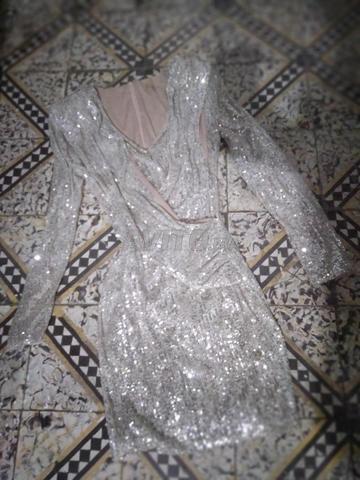 فستان قصير أنيق بالترتر (حالة جيدة جداً).