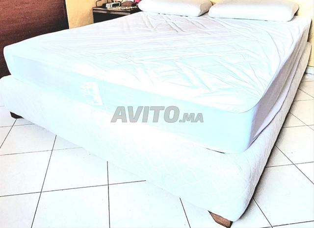 Grand lit (matelas & sommier bois) à vendre.
