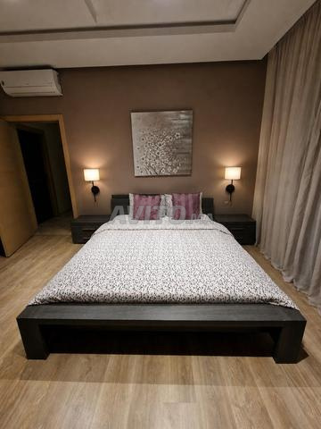 Lit, 2 tables de chevet et commode