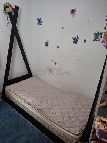 Lit tipi en bois massif pour enfant.