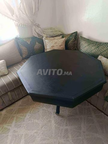 Table de salon avec deux tables d'appoint solides, 1600dh - 2