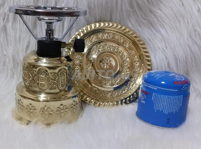 Petite bonbonne de gaz avec un couvercle élégant posée sur un petit plateau