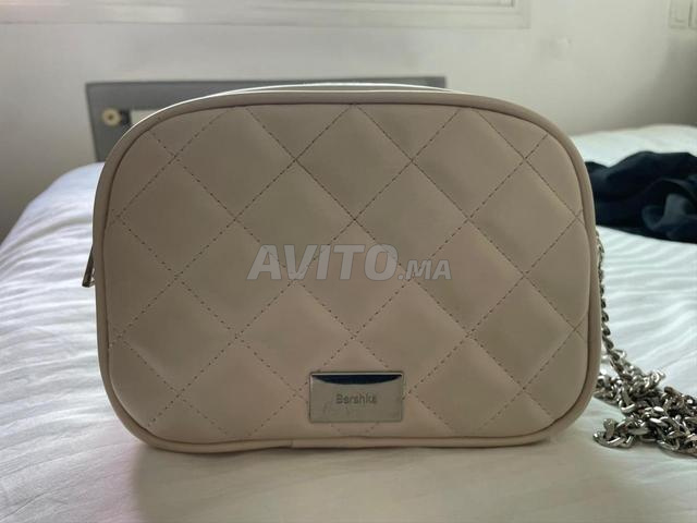 Sac à main blanc élégant et pratique pour femme