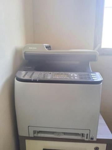 Imprimante laser couleur 4 en 1, peu servie