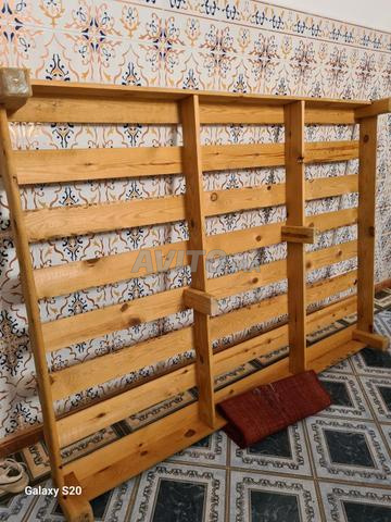 Matelas et lit en bois