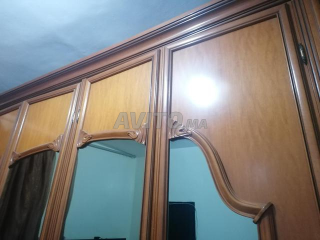 خزانة كبيرة وخزانة جانبية وطاولة بجانب السرير - 2