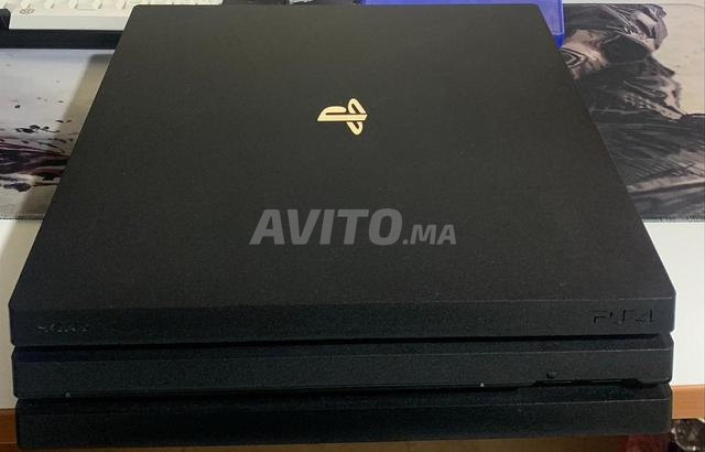 PlayStation 4 Pro 1To et 2 manettes - 2