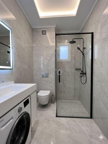 Salle de bain moderne avec douche et meuble vasque