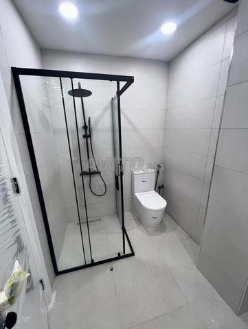 Salle de bain moderne avec douche et meuble vasque - 2