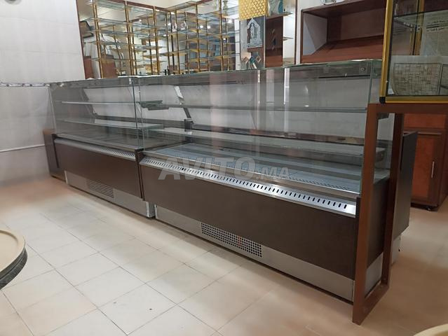 2 Vitrines à Pâtisserie 3 étages. 2 mètres