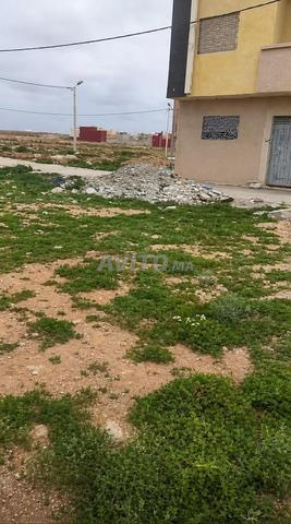 بقعة سكنية ذات واجهتين للبيع بتيزنيت 80م