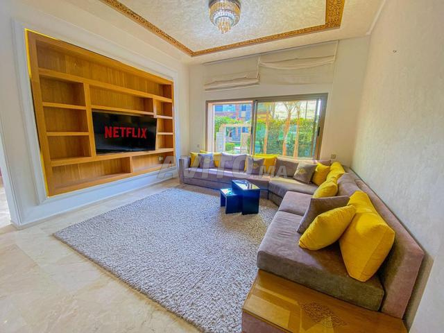 فيلا بتصميم معماري مع مسبح خاص - 2