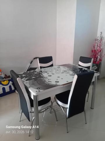 À VENDRE TABLE À MANGER ET 4 CHAISES - 2