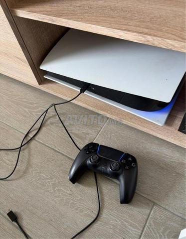 PS5 avec manette et jeux - 2