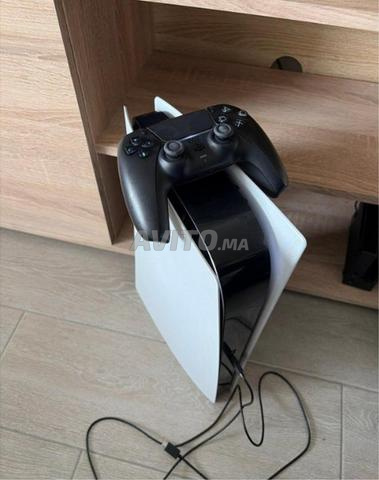 PS5 avec manette et jeux
