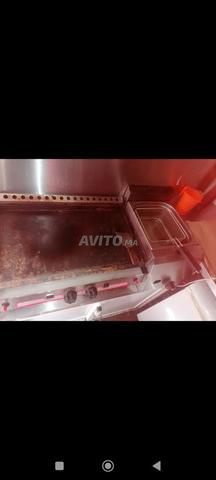 Snack mobile équipé de panneaux solaires et batterie en bon état