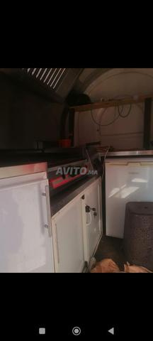 Snack mobile équipé de panneaux solaires et batterie en bon état - 2